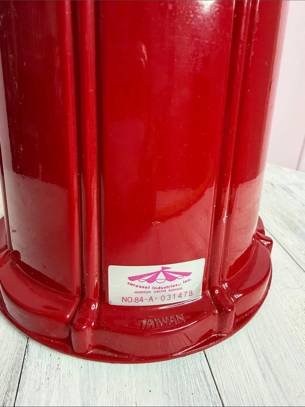 Tai Red Candy/Gumball Dispenser with Clear Globe